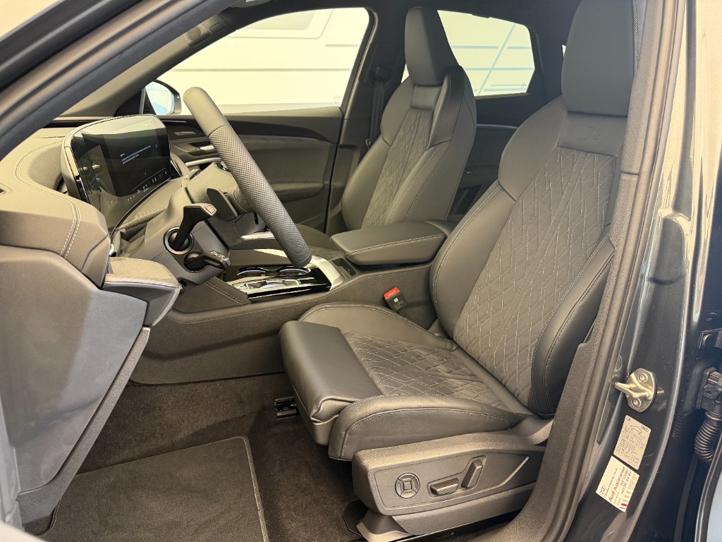 AUDI Q5 2.0 TDI QUATTRO S-LINE | SKLADEM | NOVÝ MODEL | nové české auto | ihned k předání | novinka 2025 | naftové rodinné suv | šedá Daytona metalíza | černá alcantara | paket TECH PRO | displej spolujezdce | super výbava | VIP sleva | nákup online | ihned k předání | AUTOiBUY.com